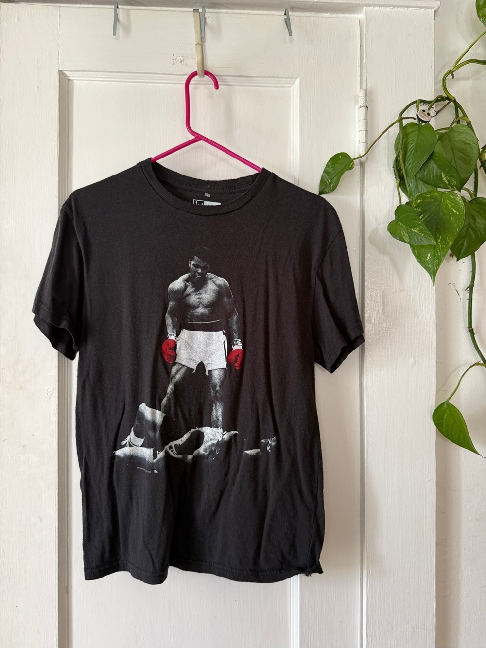 ALI size M Black Boxing Print Tee with Red Gloves
